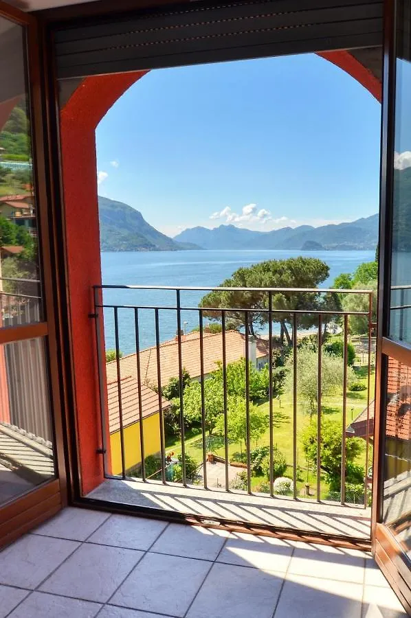 3-Bedroom Lakefront Lakeview Apartment Acquaseria
