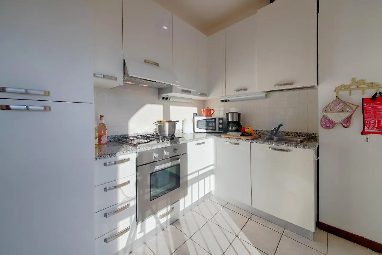 3-Bedroom Lakefront Lakeview Apartment Acquaseria