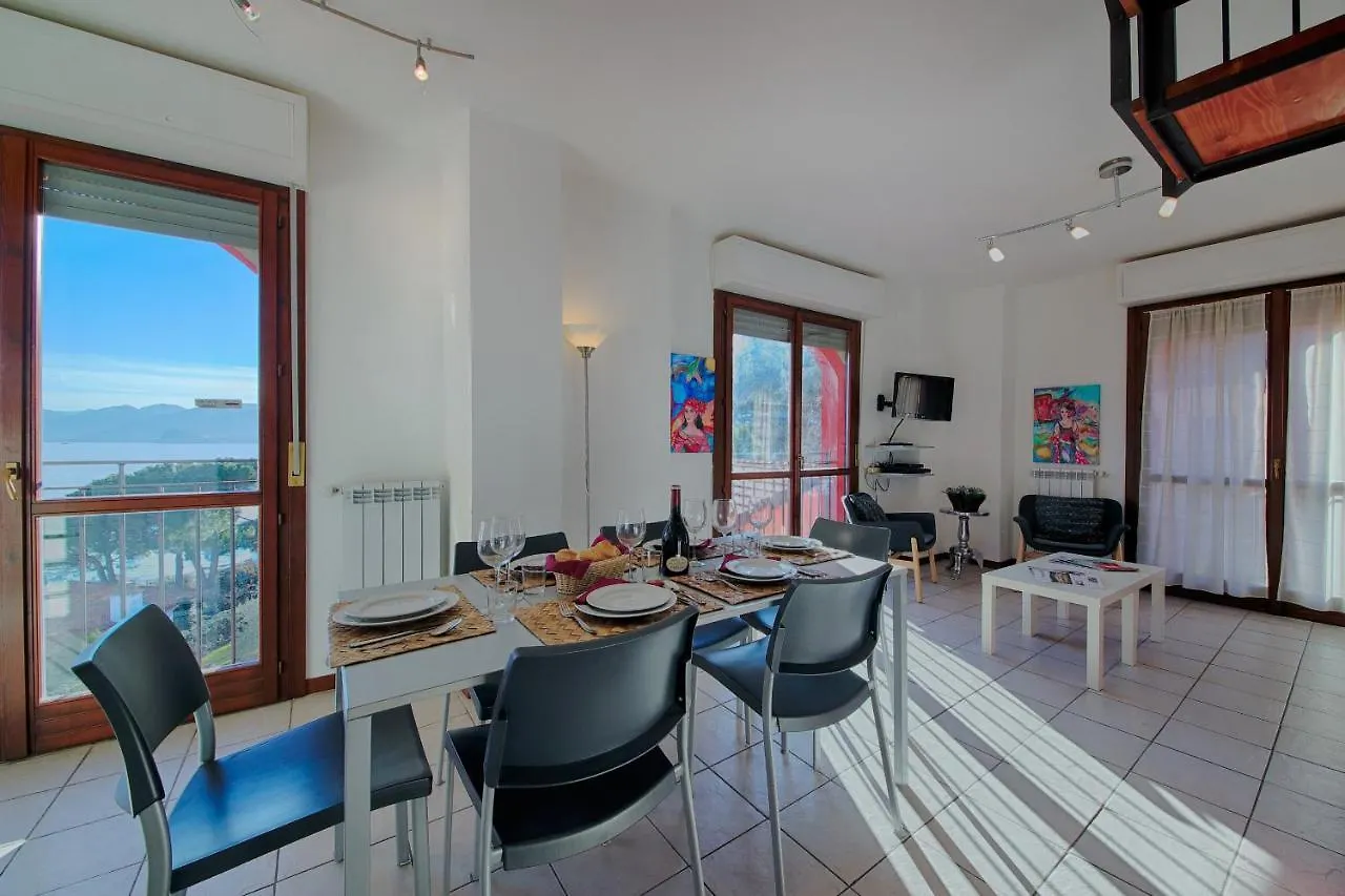 3-Bedroom Lakefront Lakeview Apartment Acquaseria 0*,  Italie