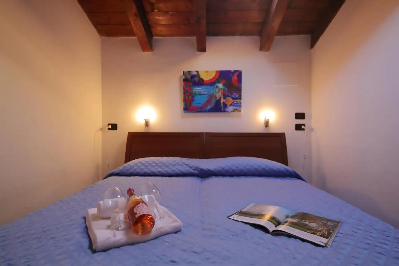 3-Bedroom Lakefront Lakeview Apartment Acquaseria