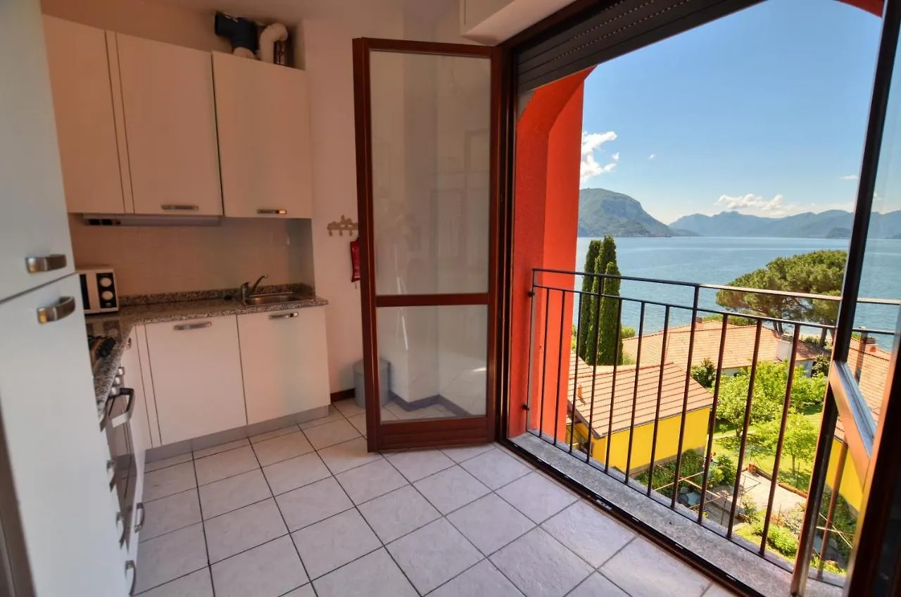 3-Bedroom Lakefront Lakeview Apartment Acquaseria